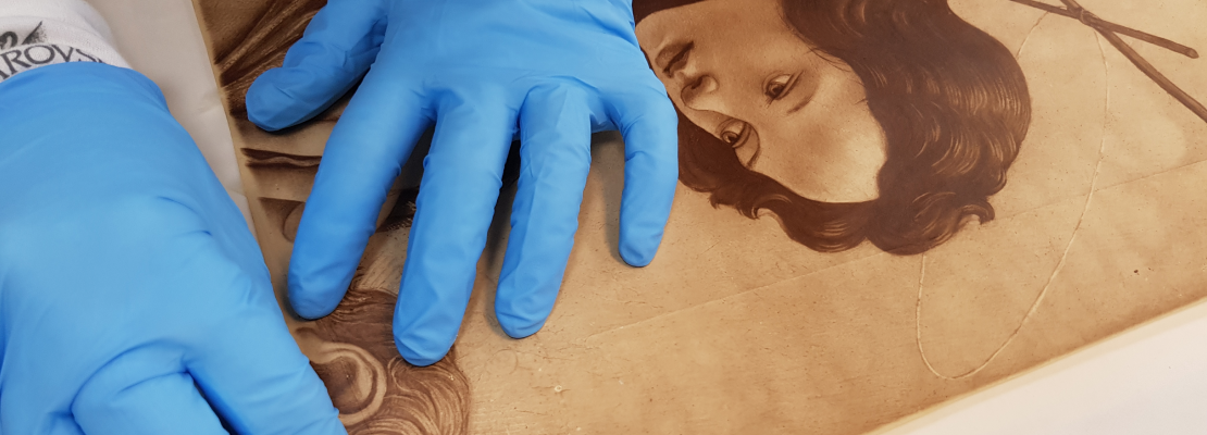 Banner di presentazione dell'articolo. Mostra le mani un restauratore che sta intervenendo su un'opera